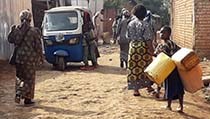 Congo: lunghi percorsi per attingere acqua