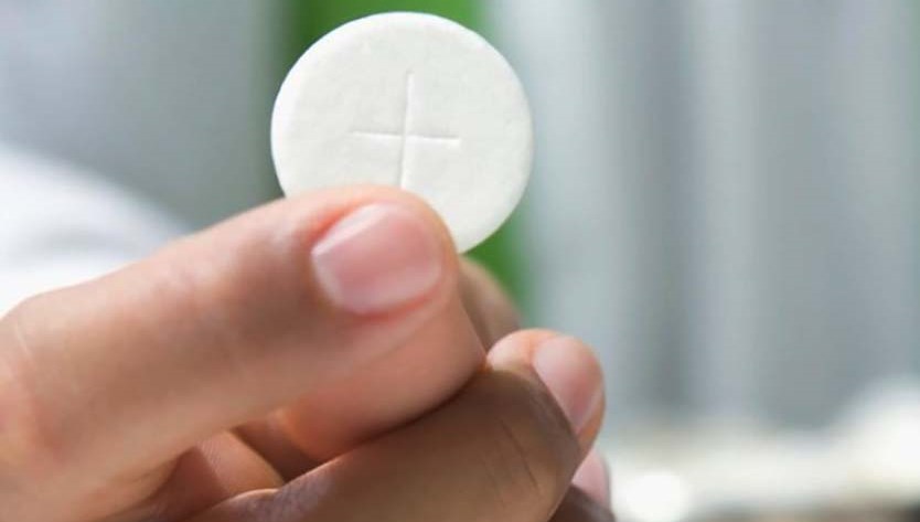 Gesù Eucaristia si consegna nelle mani umane